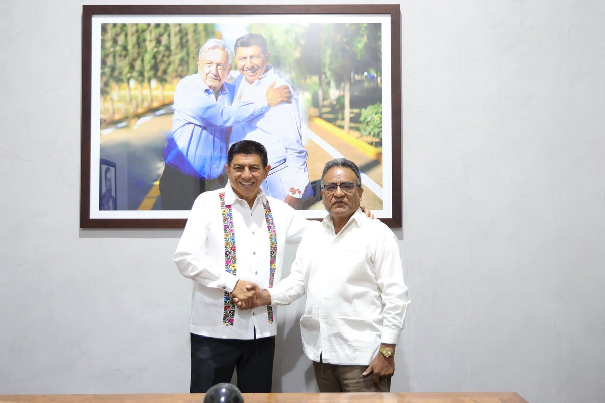 salomonj's tweet photo. Esta mañana saludamos al profesor Nicomedes Marcos Pérez, director de la Escuela Secundaria General “Rodolfo Morales”, quien se acercó a la Casa del Pueblo a visitarnos para compartirnos qué necesita esta escuela. Vamos a apoyarlos y sumar esfuerzos por la educación de nuestras juventudes.