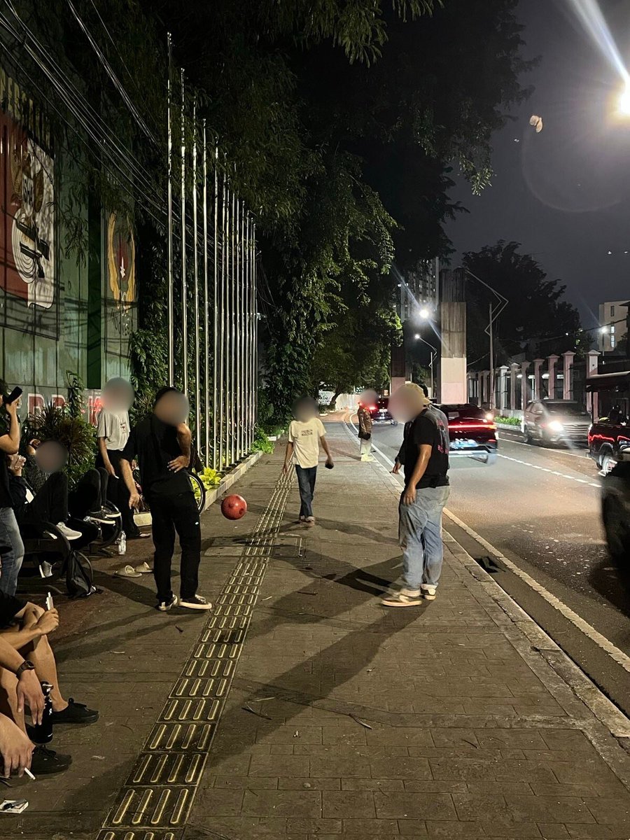 barengwarga's tweet photo. Masih di sekitaran DPR. Masih dengan tuntutan yang sama. Diselingin main bola dulu sesama warga. 

Bola beli dari patungan warga kok.

#SupremasiSipil #BatalkanRUUTNI #TolakRUUPOLRI https://t.co/KYA8BHQacZ