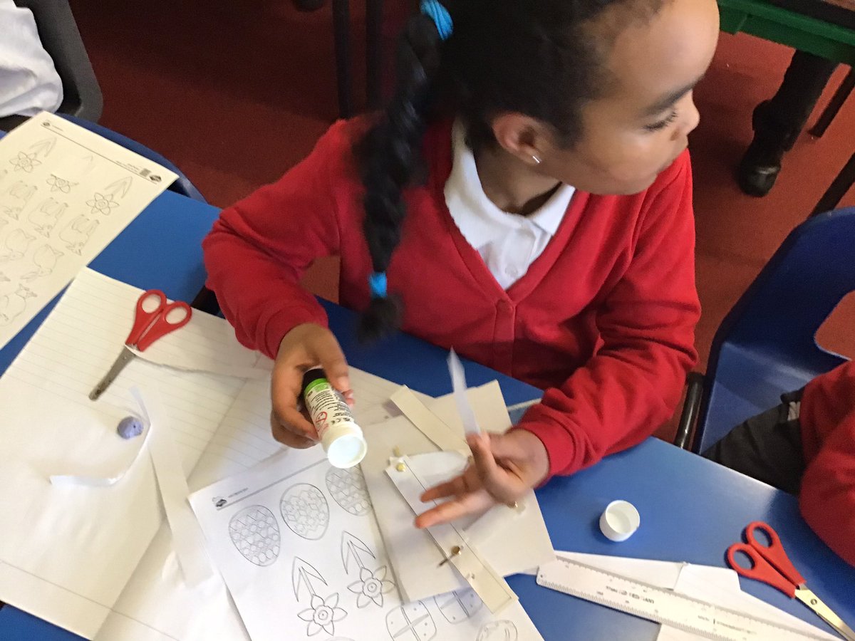 LeighPrimary's tweet photo. 3V using their D and T skills to design a moving Easter card. Some eggcellent designs 3V! #DandT #LifelongLearning https://t.co/7xy3klh1No