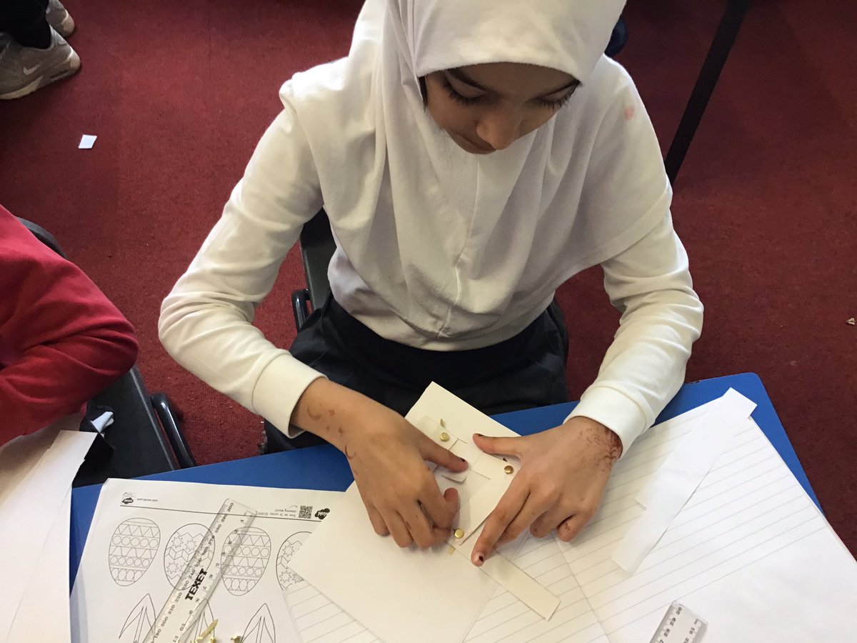 LeighPrimary's tweet photo. 3V using their D and T skills to design a moving Easter card. Some eggcellent designs 3V! #DandT #LifelongLearning https://t.co/7xy3klh1No