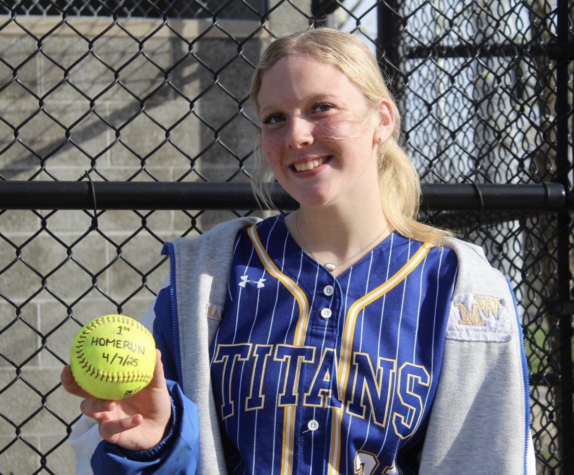 Congratulations to Rylie Dobnak on her first high school homerun yesterday!!!
💪🏾🥎💪🏾🥎💪🏾🥎