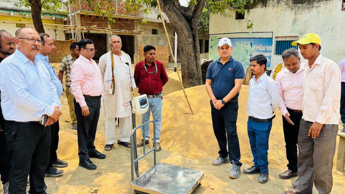 BiharFci's tweet image. किसानों के लिए खुशखबरी! 🌾 बिहार में FCI द्वारा MSP पर 2550 MT गेहूं खरीदा गया। किसानों को सीधा लाभ! FCI के कार्यकारी निदेशक डॉ. अजीत कुमार सिन्हा और श्री अमित भूषण, महाप्रबंधक(बिहार) ने बक्सर में खरीद करवाई और तुरंत भुगतान सुनिश्चित किया। #FCI #MSP #किसान #बिहार #गेहूं