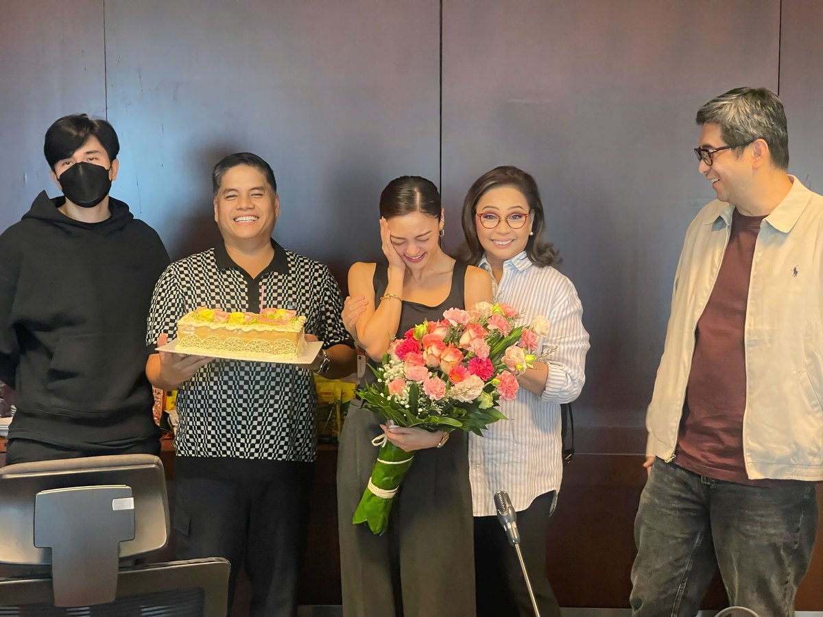 A special early birthday surprise for our beloved Chinita Princess, Kim Chiu! Wishing you all the best 💕

In the photo: Paulo Avelino with the ABS-CBN and Dreamscape executives.