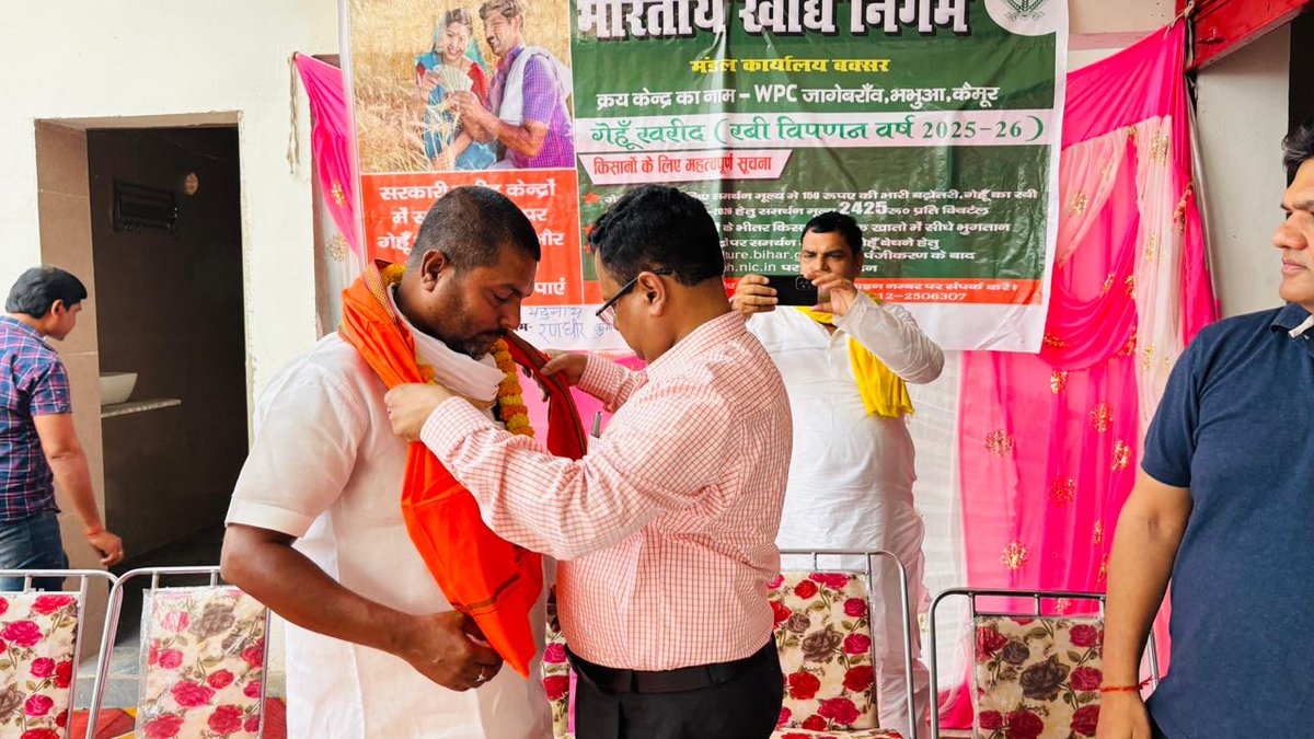 BiharFci's tweet image. किसानों के लिए खुशखबरी! 🌾 बिहार में FCI द्वारा MSP पर 2550 MT गेहूं खरीदा गया। किसानों को सीधा लाभ! FCI के कार्यकारी निदेशक डॉ. अजीत कुमार सिन्हा और श्री अमित भूषण, महाप्रबंधक(बिहार) ने बक्सर में खरीद करवाई और तुरंत भुगतान सुनिश्चित किया। #FCI #MSP #किसान #बिहार #गेहूं