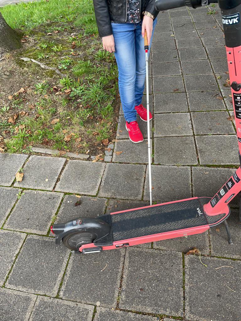 Die Saison hat längst wieder begonnen!
Bitte stellt eure Roller nach dem benutzen vernünftig ab.
Und wenn ihr seht, dass ein Roller im Weg steht oder liegt und ihr kräftig genug seid, stellt die Dinger bitte möglichst weit an die Seite. Diese Barrieren müssen nicht sein!