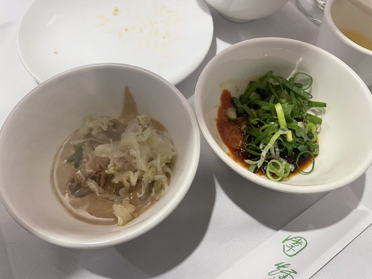 ElicaMay's tweet photo. 久しぶりのJALの機内食に感動し、ガッツリ食べた後…
台北での初めての食事は酸菜白肉火鍋を圍爐で。

前回の長白小館とは双璧をなす圍爐。ネットで約1カ月前から予約できたのは便利！

辛くないし、野菜いっぱい食べれるし、やっぱり酸菜白肉火鍋好きだわ。

#台北
#酸菜白肉火鍋
#圍爐 https://t.co/RWyjq8TnO1
