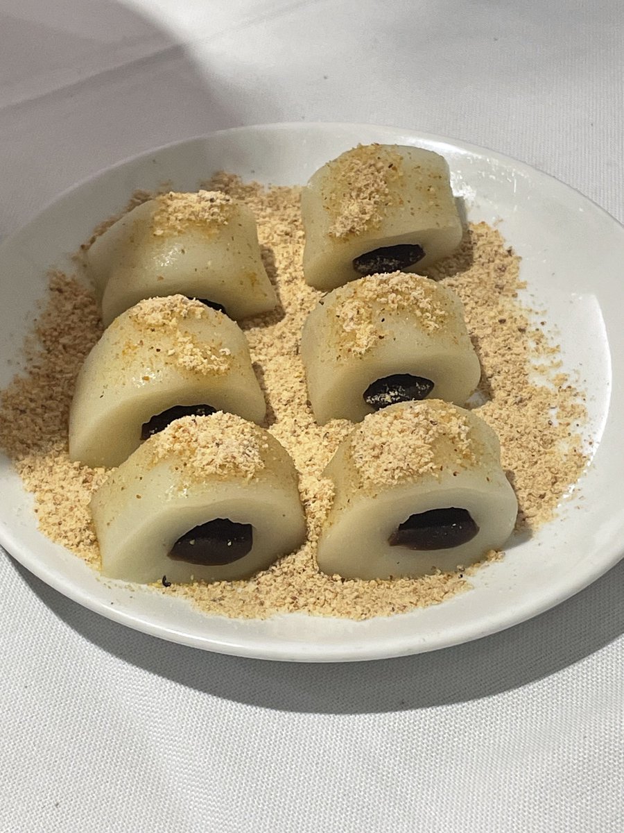 ElicaMay's tweet photo. 久しぶりのJALの機内食に感動し、ガッツリ食べた後…
台北での初めての食事は酸菜白肉火鍋を圍爐で。

前回の長白小館とは双璧をなす圍爐。ネットで約1カ月前から予約できたのは便利！

辛くないし、野菜いっぱい食べれるし、やっぱり酸菜白肉火鍋好きだわ。

#台北
#酸菜白肉火鍋
#圍爐 https://t.co/RWyjq8TnO1