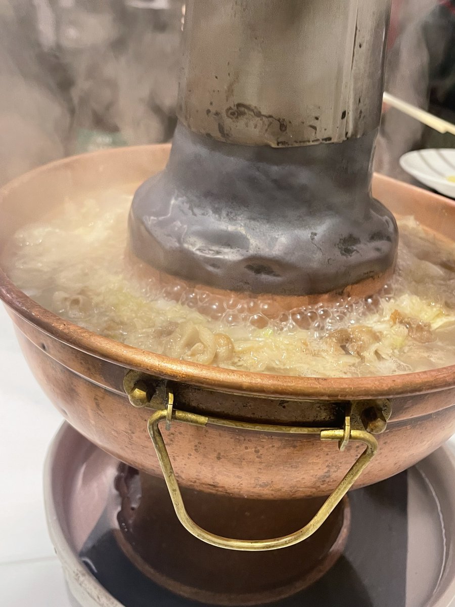 ElicaMay's tweet photo. 久しぶりのJALの機内食に感動し、ガッツリ食べた後…
台北での初めての食事は酸菜白肉火鍋を圍爐で。

前回の長白小館とは双璧をなす圍爐。ネットで約1カ月前から予約できたのは便利！

辛くないし、野菜いっぱい食べれるし、やっぱり酸菜白肉火鍋好きだわ。

#台北
#酸菜白肉火鍋
#圍爐 https://t.co/RWyjq8TnO1