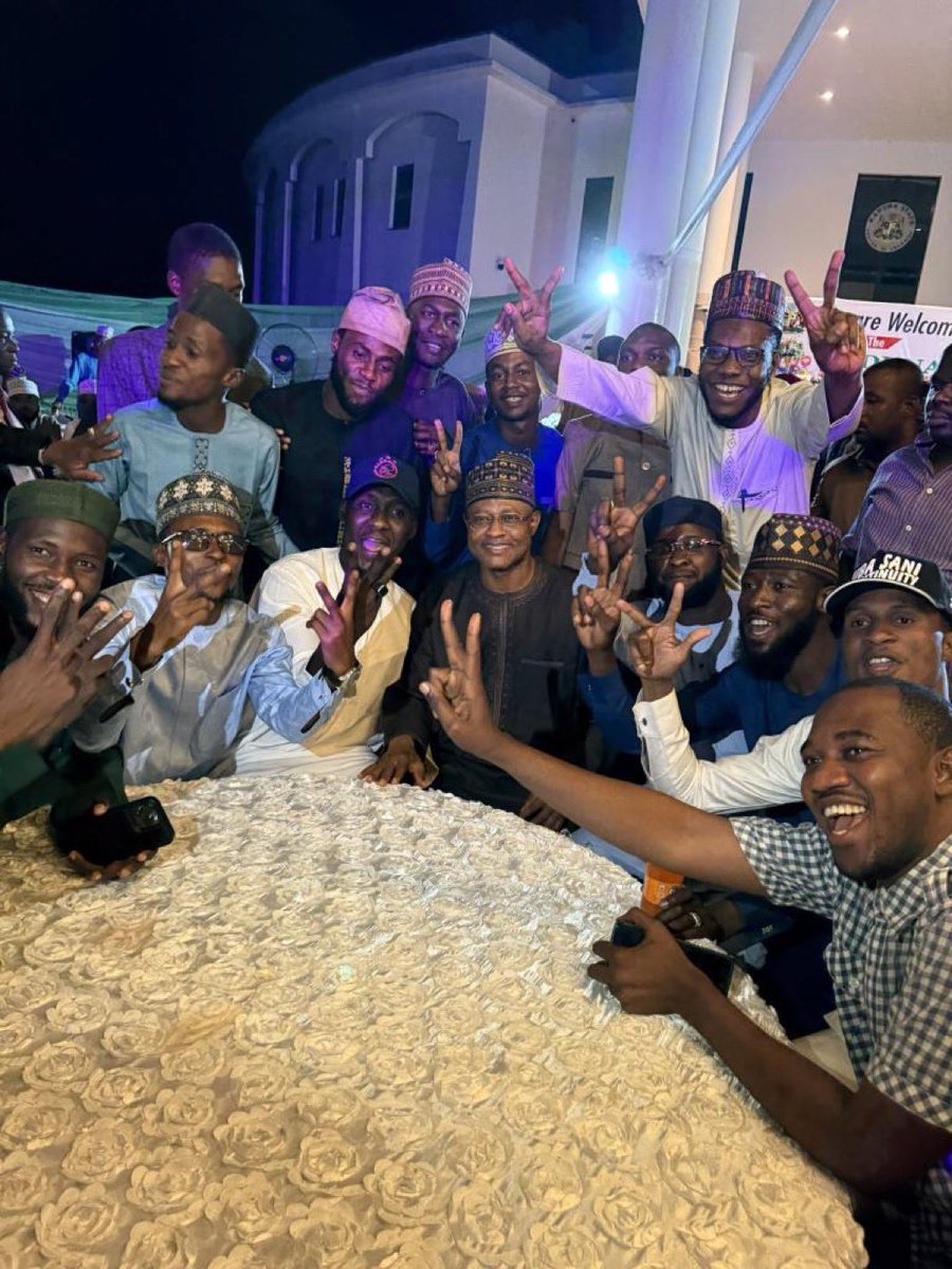 IU_Wakilii's tweet photo. “Mai girma, Gwamna yace abaku dubu hansin hansin”

Yeeeeeeeeeeeeeeeeeeee!!!!!!!! https://t.co/UKeila2qLt