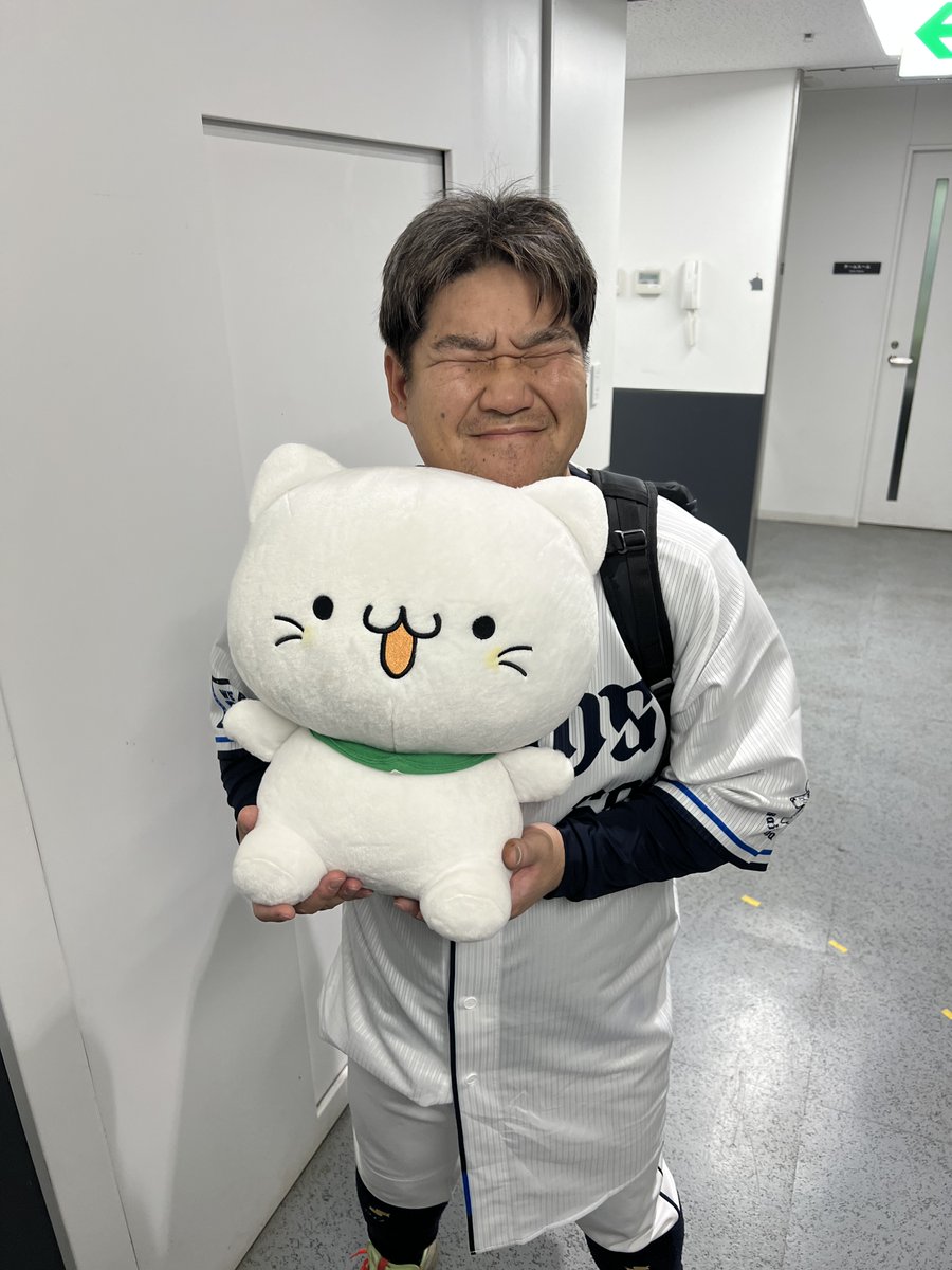 lions_official's tweet photo. #中村剛也 選手には、こんな一面も。

🔽5/18(日)はべるーにゃドームデー！
https://t.co/ZrI63nvgR4

#seibulions #べるーにゃ https://t.co/nIi0MMYML1