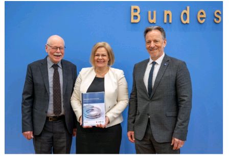SilviaMiet27336's tweet photo. @KielerFinanzen Dann fehlt ja nur noch ein Bild von ihr als Souvenir!?
Ich hätte da vier zur Wahl
#Satre https://t.co/EgJ5UDxlfr