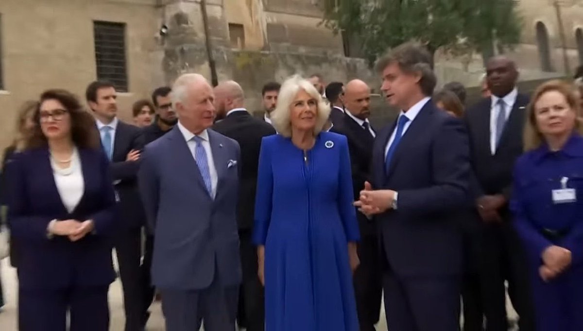 _MissCoraline_'s tweet photo. Re Alberto Angela che accoglie i sovrani Carlo e Camilla al Colosseo. 
Non potevamo scegliere persona migliore 
👑😍

#AlbertoAngela #Angelers https://t.co/h88gAjGMl5