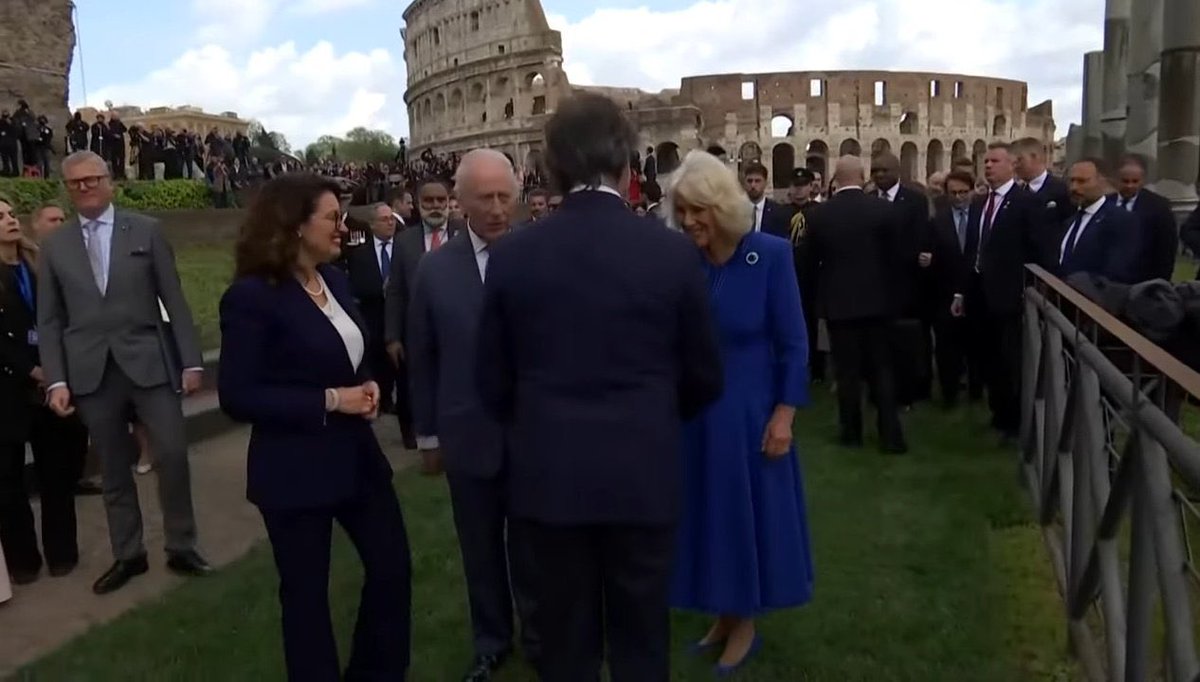 _MissCoraline_'s tweet photo. Re Alberto Angela che accoglie i sovrani Carlo e Camilla al Colosseo. 
Non potevamo scegliere persona migliore 
👑😍

#AlbertoAngela #Angelers https://t.co/h88gAjGMl5