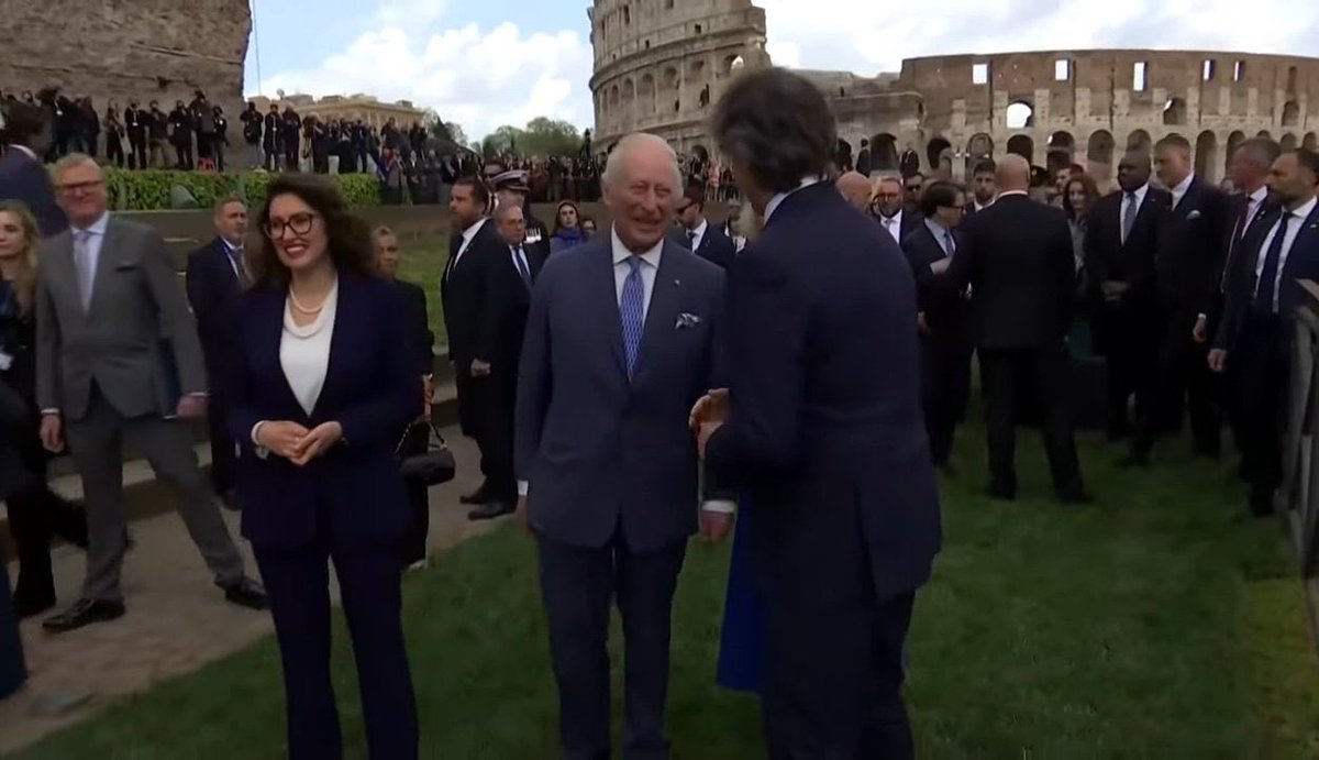 _MissCoraline_'s tweet photo. Re Alberto Angela che accoglie i sovrani Carlo e Camilla al Colosseo. 
Non potevamo scegliere persona migliore 
👑😍

#AlbertoAngela #Angelers https://t.co/h88gAjGMl5