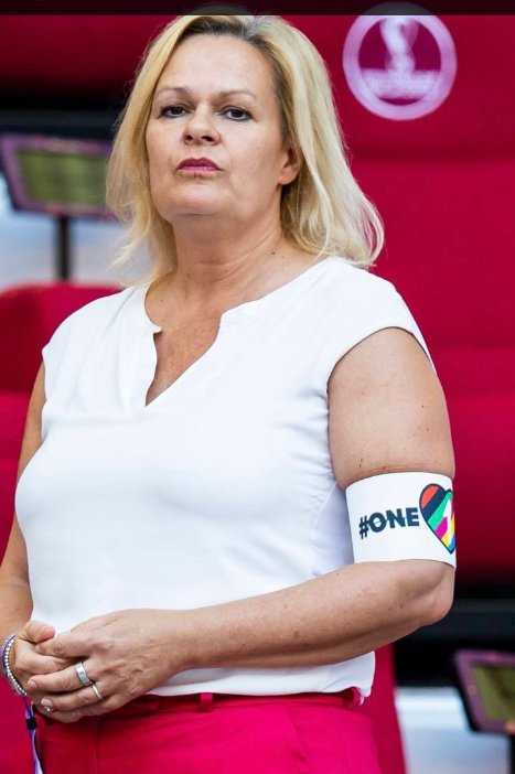 SilviaMiet27336's tweet photo. @KielerFinanzen Dann fehlt ja nur noch ein Bild von ihr als Souvenir!?
Ich hätte da vier zur Wahl
#Satre https://t.co/EgJ5UDxlfr
