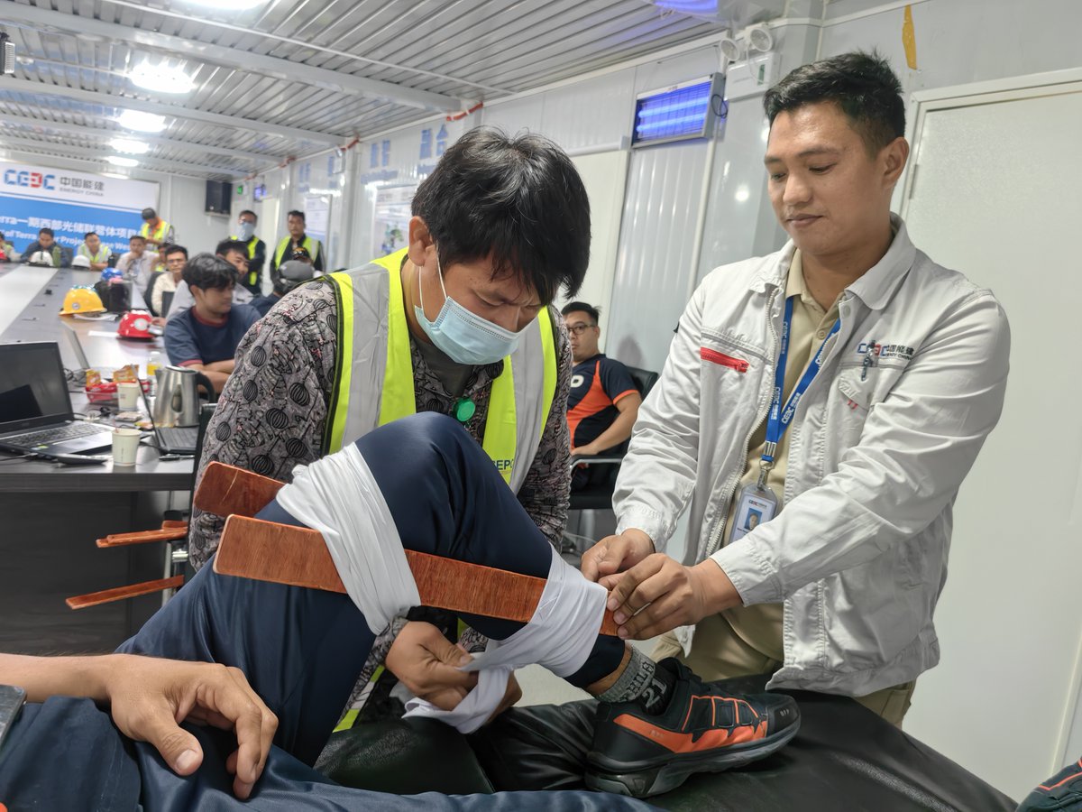 LuKeyu_CEEC's tweet photo. The moment I held the fire hose, I could feel the power and pressure——it was intense!

On April 4–5, our Terra Solar Project team participated in an emergency rescue and fire safety training, co-hosted by Energy China and the Gapan City Fire Station.

——Safety is our shared responsibility!
——Thanks to everyone who participated in this important training!

#SafetyFirst #EnergyChina #Teamwork #Philippines #SolarEnergy