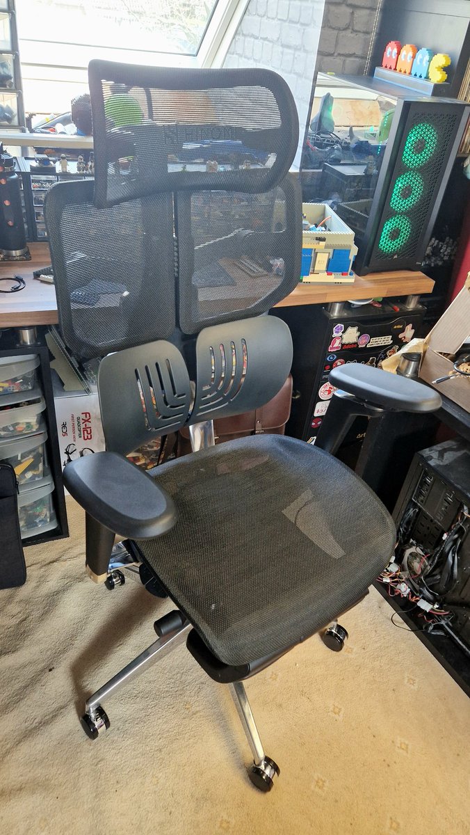 PhantomCheeseC's tweet image. The new chair had arrived and it's great....if only I got the footrest too... unless one magically arrives too👀 #hinomi @Hinomi_official