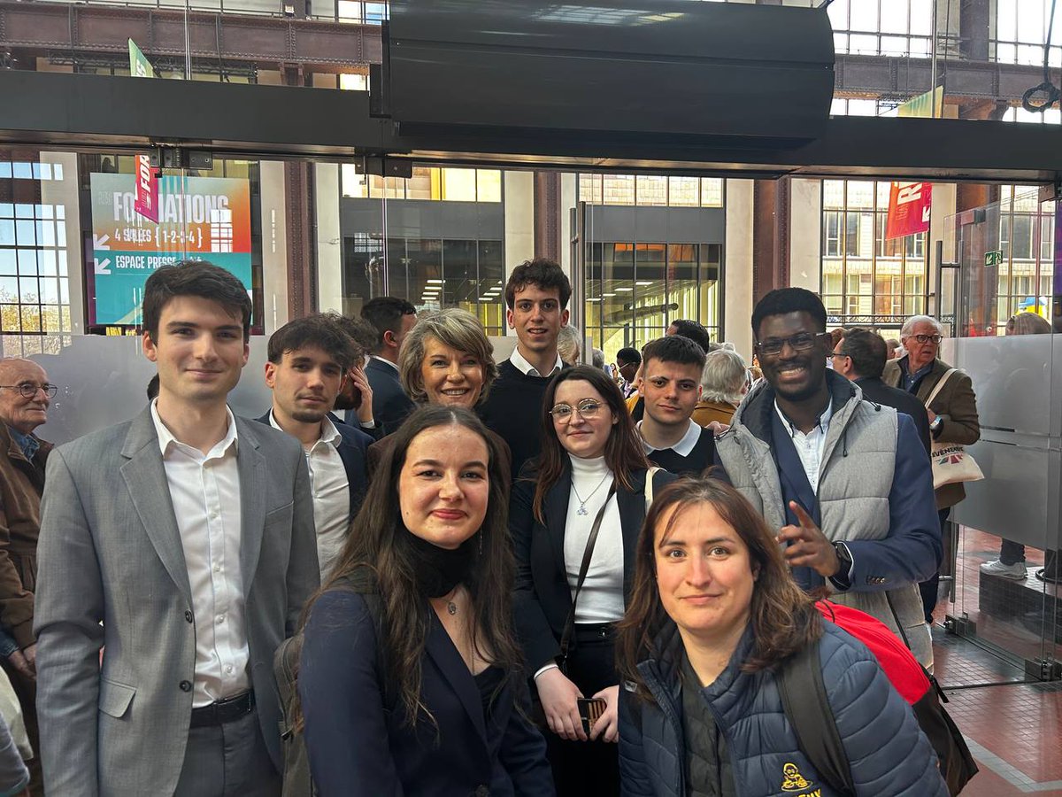 lesjem35's tweet photo. Les #JAM35 à l'événement Renaissance !
On continue tous ensemble, parce que nous sommes la France, et que rien ne résiste au peuple français ! 🇫🇷🇪🇺🤍🖤
J'adhère aux JAM
👉 https://t.co/qhZAXVfhPA https://t.co/2f1AQa1lgH