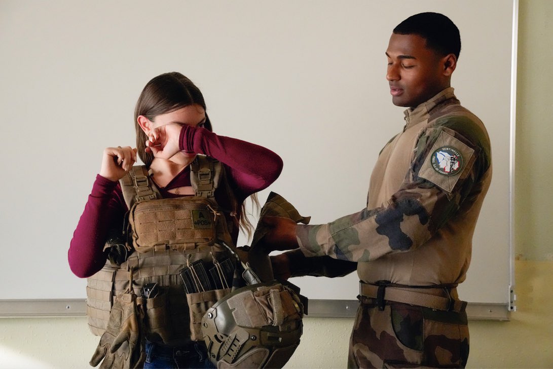 ZDS_Paris's tweet image. À quoi sert l'opération SENTINELLE ?  

Séance questions/réponses entre les élèves de 1re de la classe de défense du lycée Jacques Monod de Clamart et nos soldats, pour leur permettre de mieux connaître leur armée et les enjeux de la défense nationale.

🇨🇵 #AVosCôtés