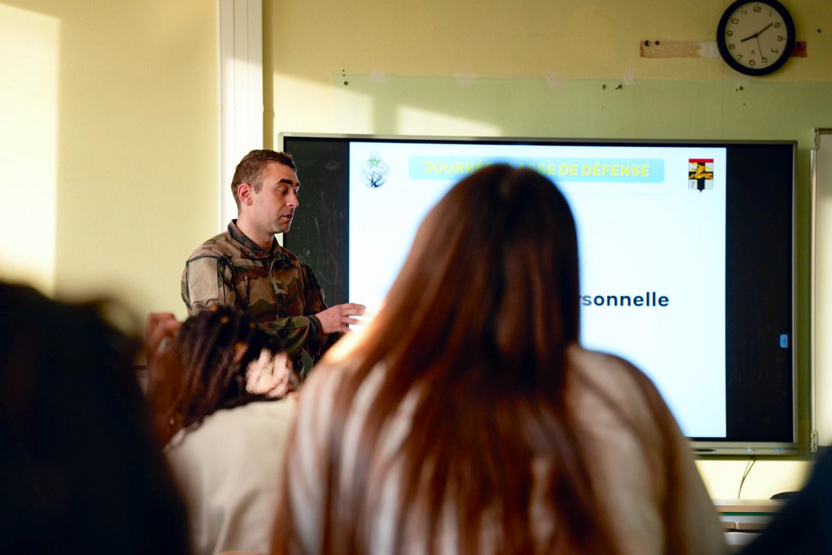 ZDS_Paris's tweet image. À quoi sert l'opération SENTINELLE ?  

Séance questions/réponses entre les élèves de 1re de la classe de défense du lycée Jacques Monod de Clamart et nos soldats, pour leur permettre de mieux connaître leur armée et les enjeux de la défense nationale.

🇨🇵 #AVosCôtés