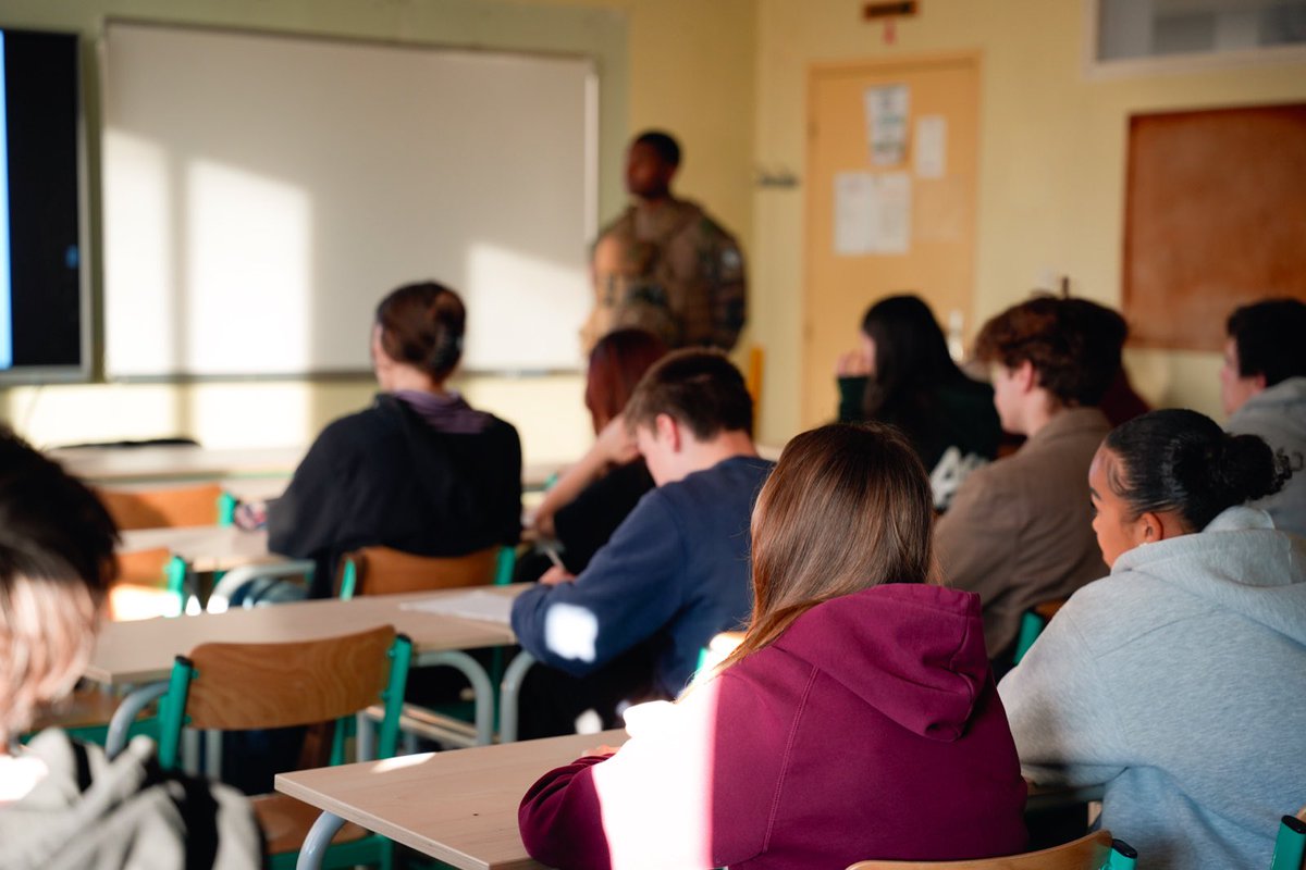 ZDS_Paris's tweet image. À quoi sert l'opération SENTINELLE ?  

Séance questions/réponses entre les élèves de 1re de la classe de défense du lycée Jacques Monod de Clamart et nos soldats, pour leur permettre de mieux connaître leur armée et les enjeux de la défense nationale.

🇨🇵 #AVosCôtés