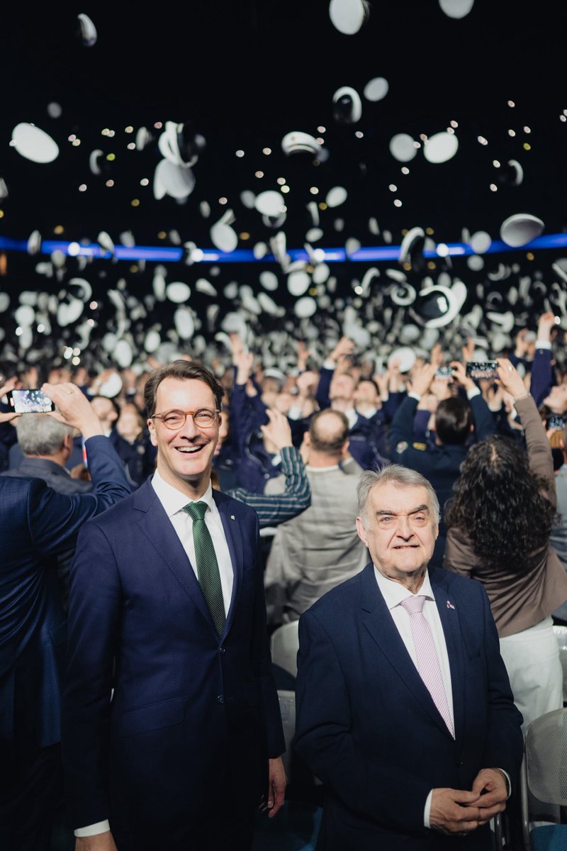 landnrw's tweet photo. 3.000 Nachwuchskräfte der #PolizeiNRW haben in Köln ihren Diensteid abgelegt. MP @HendrikWuest gratulierte im Beisein von Angehörigen: „Mit dem Polizeiberuf übernehmen Sie Verantwortung. Die Menschen im Land stehen hinter Ihnen.“ ➡️ Mehr: https://t.co/y9Wp1wL5Lx #TeamNRW (1/2) https://t.co/0L3H8ZCFOr
