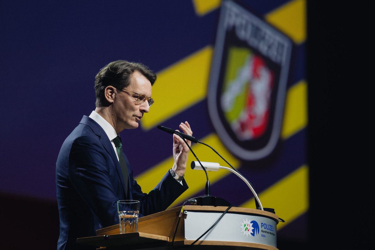 Staatskanzlei NRW (@landnrw) on Twitter photo 3.000 Nachwuchskräfte der #PolizeiNRW haben in Köln ihren Diensteid abgelegt. MP <a href="/HendrikWuest/">Hendrik Wüst</a> gratulierte im Beisein von Angehörigen: „Mit dem Polizeiberuf übernehmen Sie Verantwortung. Die Menschen im Land stehen hinter Ihnen.“ ➡️ Mehr: land.nrw/pressemitteilu… #TeamNRW (1/2) 3.000 Nachwuchskräfte der #PolizeiNRW haben in Köln ihren Diensteid abgelegt. MP <a href="/HendrikWuest/">Hendrik Wüst</a> gratulierte im Beisein von Angehörigen: „Mit dem Polizeiberuf übernehmen Sie Verantwortung. Die Menschen im Land stehen hinter Ihnen.“ ➡️ Mehr: land.nrw/pressemitteilu… #TeamNRW (1/2)