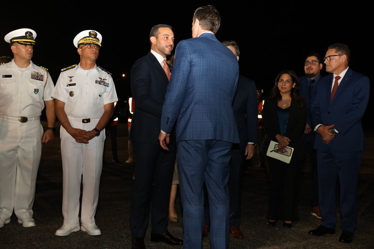 El vicecanciller <a href="/RuizHernandezC/">Carlos Ruiz-Hernandez</a> junto al ministro de Seguridad, dio la bienvenida al secretario de Defensa de EE.UU., Pete Hegseth, en su llegada a Panamá para participar en la Conferencia de Seguridad Regional #CENTSEC2025.