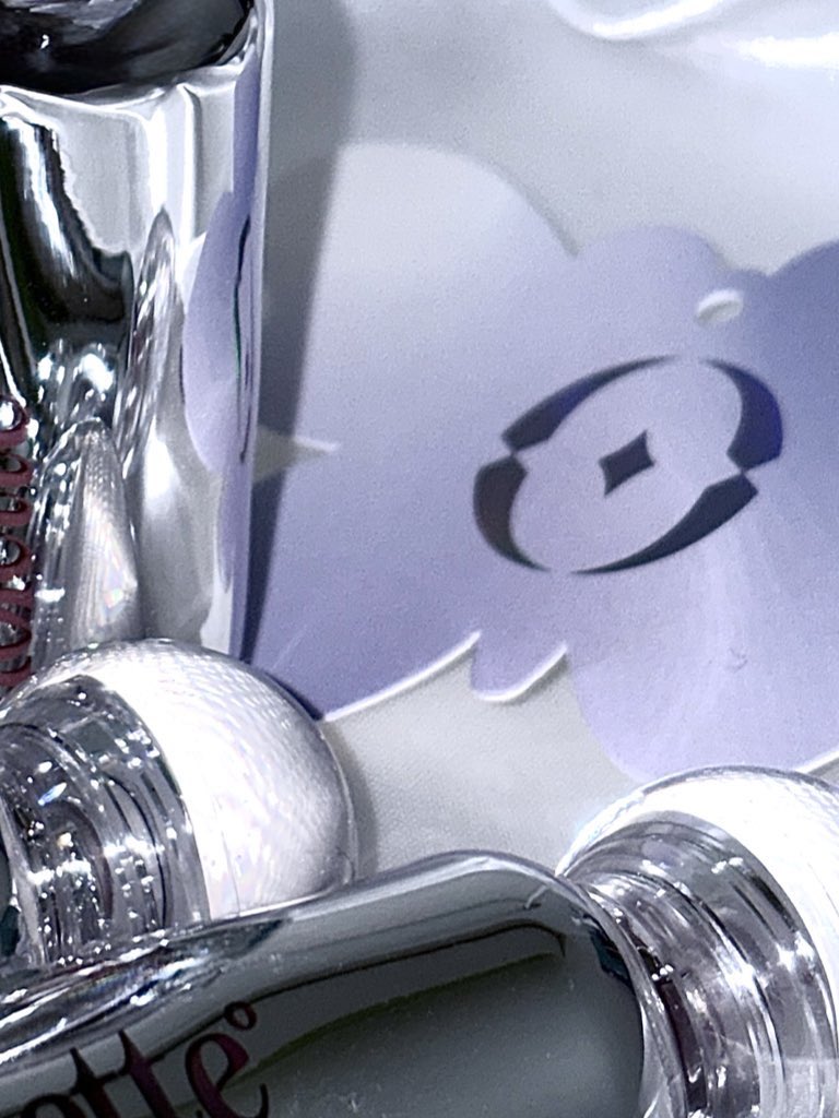 4가지 모두 입술 발색 해보았습니다 
개인적으로 쿨톤 컬러들이 너무 유니크하고 예뻤어요 사진에는 3번 정도 덧바른 컬러감이고 데일리하게 한 콧 정도 바르면 은은하게 예뻐요 💋