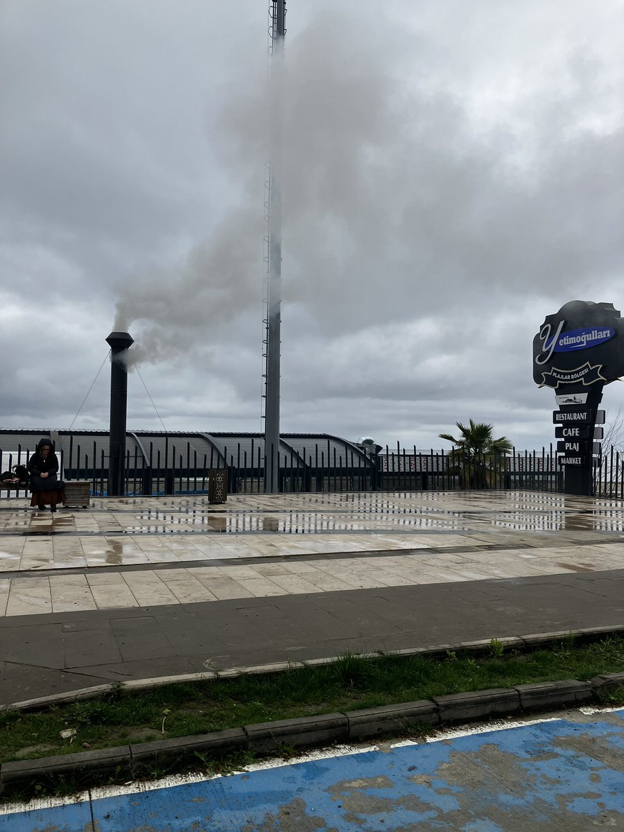 zigot00's tweet photo. @belediyegiresun Bu işletmenin kurduğu bacanın tam karşısında bir otobüs durağı var. Bacadan saçılan duman, durakta bekleyen insanları rahatsız ediyor. Bu konu hakkında bir adım atmayı planlıyor musunuz? https://t.co/sRitGrMr8z