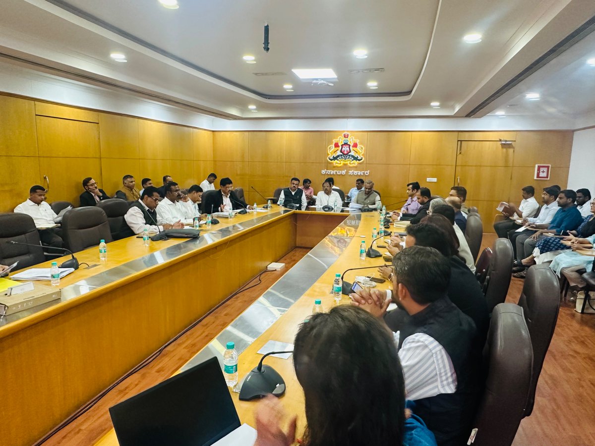 ಆನ್‌ಲೈನ್ ಗೇಮ್‌ಗಳ ಹಾವಳಿಯನ್ನು ನಿಯಂತ್ರಿಸುವ ಕುರಿತಂತೆ ವಿಧಾನಸೌಧದಲ್ಲಿ ಇಂದು ಉನ್ನತ ಮಟ್ಟದ ಸಭೆ ನಡೆಸಿ, ಚರ್ಚಿಸಲಾಯಿತು.

ಐಟಿಬಿಟಿ ಸಚಿವರಾದ <a href="/PriyankKharge/">Priyank Kharge / ಪ್ರಿಯಾಂಕ್ ಖರ್ಗೆ</a> ಸರ್ಕಾರದ ಮುಖ್ಯ ಕಾರ್ಯದರ್ಶಿ ಶಾಲಿನಿ ರಜನೀಶ್, ಡಿಜಿ &amp; ಐಜಿಪಿ ಅಲೋಕ್ ಮೋಹನ್, ಡಿಜಿಪಿ ಡಾ. ಎಂ.ಎ.ಸಲೀಂ ಹಾಗೂ ಐಟಿಬಿಟಿ ಇಲಾಖೆಯ ಅಧಿಕಾರಿಗಳು ಇದ್ದರು.