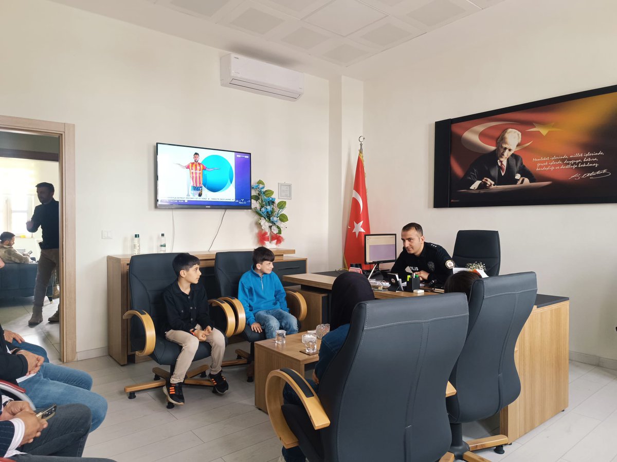 📍Solhan Gençlik Merkezi

Aziz milletimizin huzur ve güvenliği için fedakârca görev yapan Türk Polis Teşkilatımızın 180. kuruluş yıl dönümü dolayısıyla, Solhan Emniyet Müdürümüz Sayın Hasan BONCUK Bey’i Gençlik Merkezi öğrencilerimizle birlikte makamında ziyaret ettik.