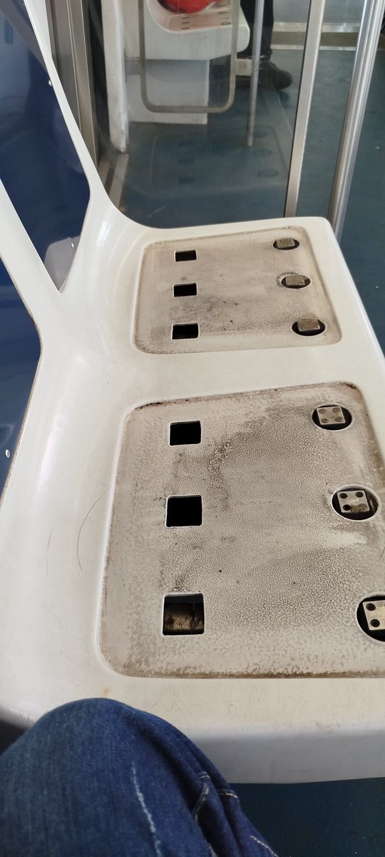 Passagem do Trem da <a href="/SuperVia_trens/">SuperVia</a> R$7,60 pra andar em um lixo desses. Só para lembrar, o sec de transportes do RJ é o Washington Reis, e a responsável pela fiscalização é a <a href="/agetransp/">AGETRANSP</a> . Antes que a Supervia venha falar de roubos etc, isso n é problema meu é de vcs, resolvam!