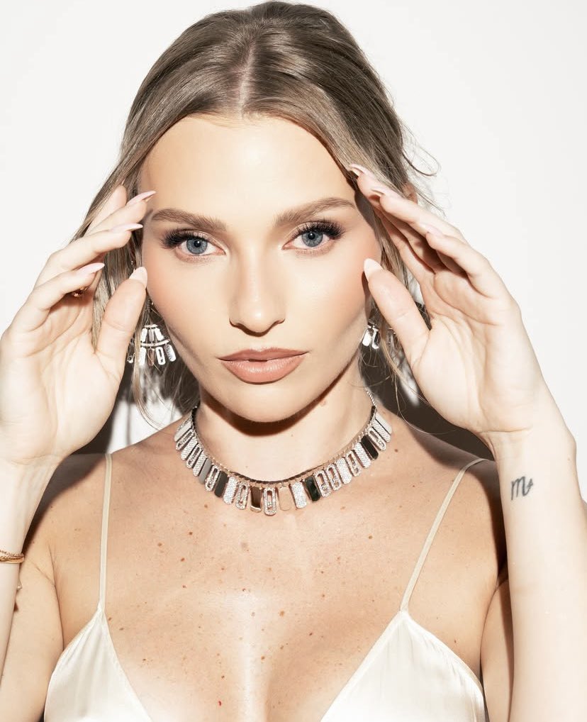IrinaBaevaCol's tweet photo. Apoteósica nuestra reina 👸🏽 @irinabaeva1 con look espectacular 🥰🥰🥰 #PremiosAura https://t.co/c8aLYaVwki