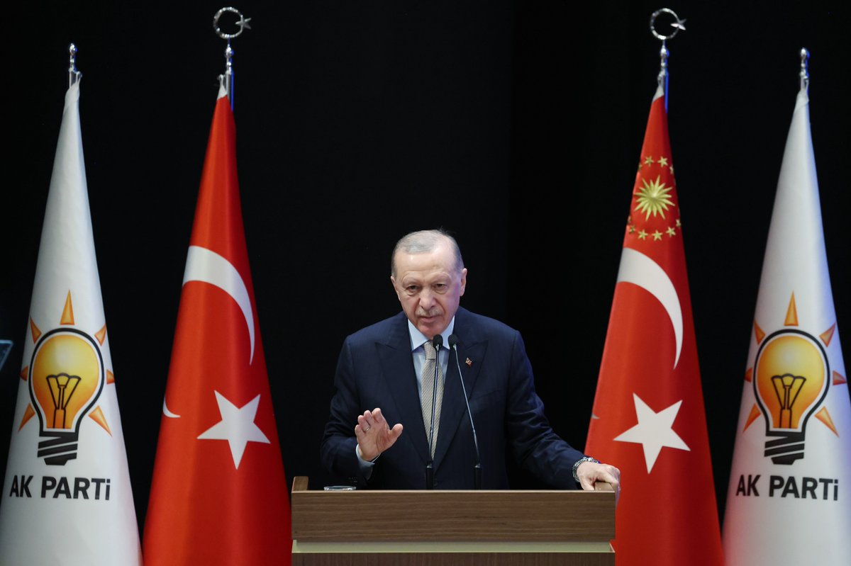 RTErdogan's tweet photo. AK Parti ailesi Ramazan’da olağanüstü bir gayret içinde oldu.

Dayanışma, kucaklaşma, helalleşme ayı olan ramazanı ruhuna ve manasına uygun şekilde idrak etmeye çalıştık.

Sahur ve iftar sofralarıyla, yardım çalışmalarıyla bu mübarek günlerin hakkını vermeye gayret ettik.        

Maşallah teşkilat��mız yine bizi mahcup etmedi.

Şov veya reklam için değil; bir gönüle daha girmek, bir ihtiyaç sahibinin daha elinden tutmak için gece gündüz demeden koşturduk.

Bilhassa muhalefete geçen belediyelerde ramazan coşkusunun eksik olmaması için teşkilatlarımız her zamankinden daha fazla çaba harcadı.

Muhalefet belediyelerinin yapmadıklarını bizim teşkilatımız yaptı.

Bayramda da aynı tempoyla çalışmalarımızı sürdürdük.

Kendi vatandaşlarımızla birlikte yurt dışındaki kardeşlerimize de el uzattık.

Birbirinden anlamlı programlarla Ramazan-ı Şerif’i ve bayramı layıkı veçhile değerlendiren, rahmet ve bereket iklimini 81 ilimizde âdeta bir kardeşlik seferberliğine dönüştüren teşkilatımızın bütün mensuplarını ayrı ayrı tebrik ediyorum.

Rabb’imden bizleri huzurla ve afiyetle geçireceğimiz daha nice ramazanlara ve bayramlara kavuşturmasını niyaz ediyorum.