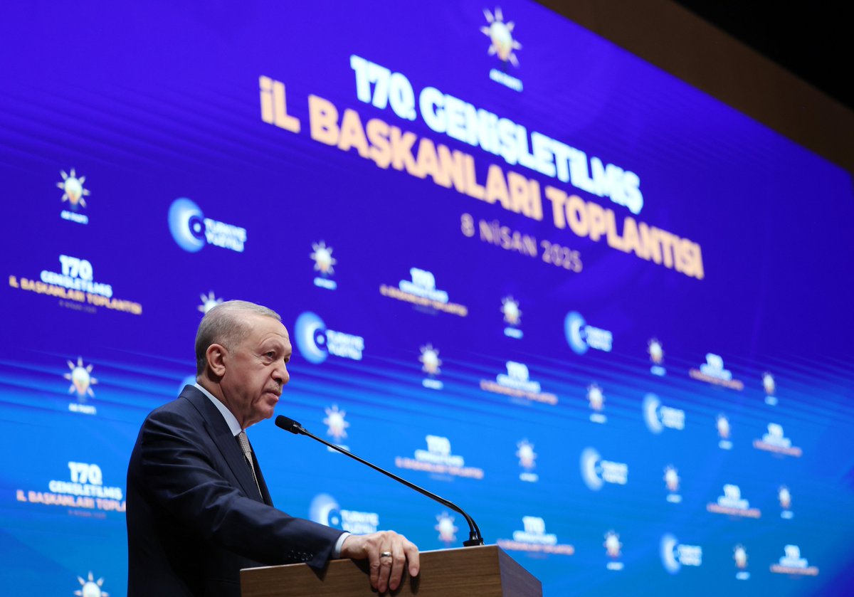 RTErdogan's tweet photo. AK Parti ailesi Ramazan’da olağanüstü bir gayret içinde oldu.

Dayanışma, kucaklaşma, helalleşme ayı olan ramazanı ruhuna ve manasına uygun şekilde idrak etmeye çalıştık.

Sahur ve iftar sofralarıyla, yardım çalışmalarıyla bu mübarek günlerin hakkını vermeye gayret ettik.        

Maşallah teşkilat��mız yine bizi mahcup etmedi.

Şov veya reklam için değil; bir gönüle daha girmek, bir ihtiyaç sahibinin daha elinden tutmak için gece gündüz demeden koşturduk.

Bilhassa muhalefete geçen belediyelerde ramazan coşkusunun eksik olmaması için teşkilatlarımız her zamankinden daha fazla çaba harcadı.

Muhalefet belediyelerinin yapmadıklarını bizim teşkilatımız yaptı.

Bayramda da aynı tempoyla çalışmalarımızı sürdürdük.

Kendi vatandaşlarımızla birlikte yurt dışındaki kardeşlerimize de el uzattık.

Birbirinden anlamlı programlarla Ramazan-ı Şerif’i ve bayramı layıkı veçhile değerlendiren, rahmet ve bereket iklimini 81 ilimizde âdeta bir kardeşlik seferberliğine dönüştüren teşkilatımızın bütün mensuplarını ayrı ayrı tebrik ediyorum.

Rabb’imden bizleri huzurla ve afiyetle geçireceğimiz daha nice ramazanlara ve bayramlara kavuşturmasını niyaz ediyorum.