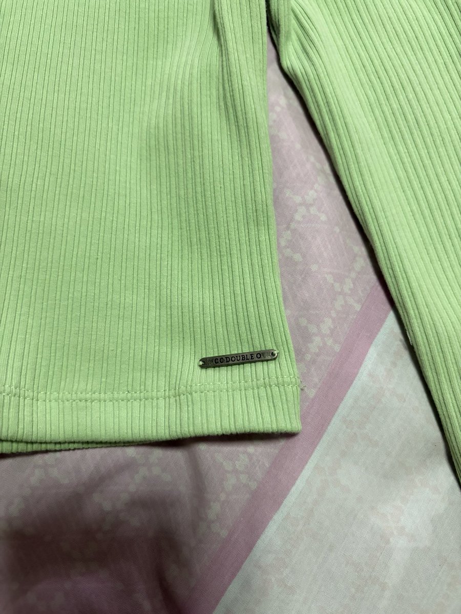 watchamin's tweet photo. เสื้อครอปแขนยาว แบรนด์CC double o sizexs ยังไม่เคยใส่ 100 บาท https://t.co/Hal3fj2J72