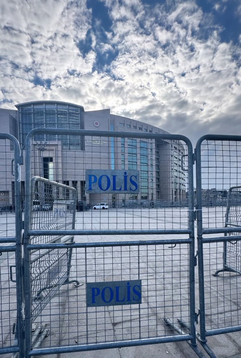 FurkannKarabay's tweet photo. İSTANBUL CUMHURİYET BAŞSAVCILIĞI İŞTE BÖYLE İDDİANAME HAZIRLIYOR: NE DELİL NE İFADE NE DE GÖRÜNTÜ VAR, 25 SAYFANIN 23’Ü GENÇLERİN İSMİ

Ekrem İmamoğlu operasyonun ardından başlayan eylemlerde tutuklanan 139 genç hakkında, 6 aydan 3 yıla kadar hapis istemiyle iddianame hazırlandı.

📌25 sayfalık iddianamenin 23 sayfasını “şüpheli” isimleri oluşturdu. Son bir buçuk sayfada ise Saraçhane’deki Bozdoğan Kemeri önünde toplanan gençlere, onlarca saldırı ve darp görüntülerine rağmen polisin orantılı güç kullandığı iddia edildi.

📌İddianamede, gençlerin nerede, nasıl, ne şekilde suç işlediğine yönelik bir tesbite yer verilmedi. Üstelik 139 gencin savcılık ifadeleri, eylemlerdeki görüntüleri, polise saldırdıklarına dair herhangi bir delil de iddianamede bulunmuyor.

📌Ayrıca iddianame, İstanbul Cumhuriyet Başsavcılığı Terör Suçları Soruşturma Bürosu tarafından hazırlandı. Yöneltilen “Toplantı ve Gösteri Yürüyüşleri Kanunu'na muhalefet" suçlaması ise terörle mücadele kanununda yer almıyor. 

📌İddianameyi hazırlayan savcı, Akın Gürlek’in İstanbul Cumhuriyet Başsavcısı olmasıyla Terör Suçları Soruşturma bürosunda görevlendirilmişti.