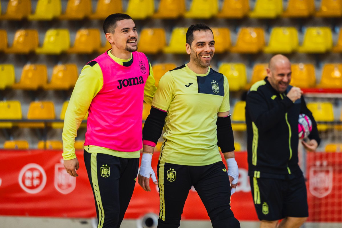 ⁉️ ¿Hᴏʏ ᴛᴏᴄᴀ ᴅᴏʙʟᴇ sᴇsɪᴏ́ɴ?

😄 Pues habrá que tomárselo con buen humor

#FutsalEspaña