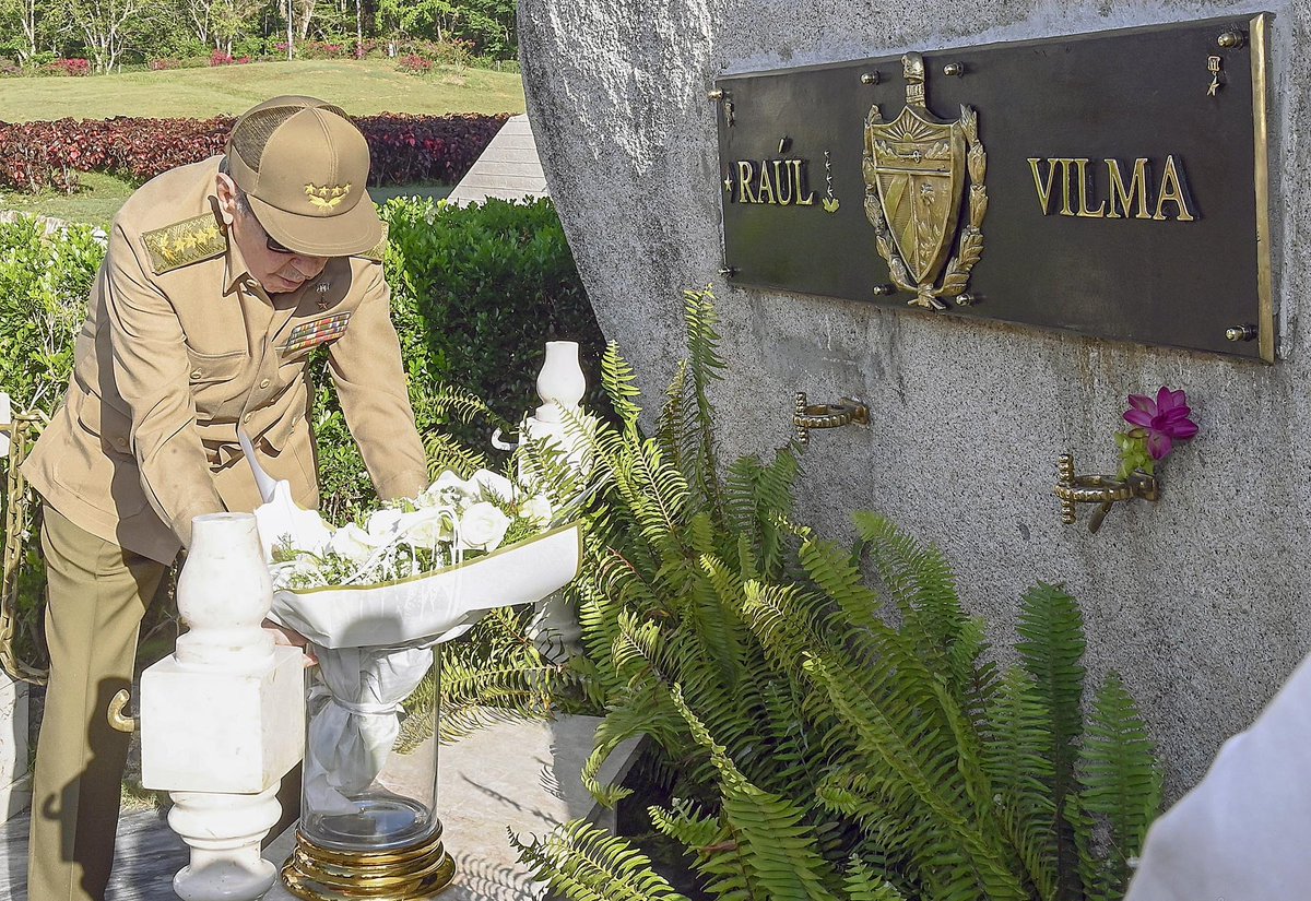 DiazCanelB's tweet photo. La de ayer fue una mañana de homenaje y emociones en el Mausoleo del II Frente a Vilma, quien fundó, peleó y amó allí a su compañero de toda la vida, el GE Raúl. Junto a él, familiares, compañeras y compañeros de ideales, le rendimos emocionado tributo a la inolvidable heroína. https://t.co/qKMmXRDXME