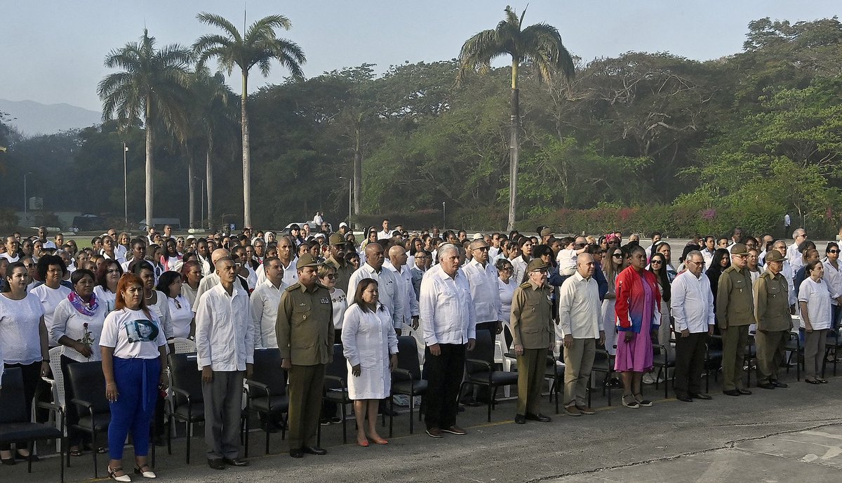 La de ayer fue una mañana de homenaje y emociones en el Mausoleo del II Frente a Vilma, quien fundó, peleó y amó allí a su compañero de toda la vida, el GE Raúl. Junto a él, familiares, compañeras y compañeros de ideales, le rendimos emocionado tributo a la inolvidable heroína.