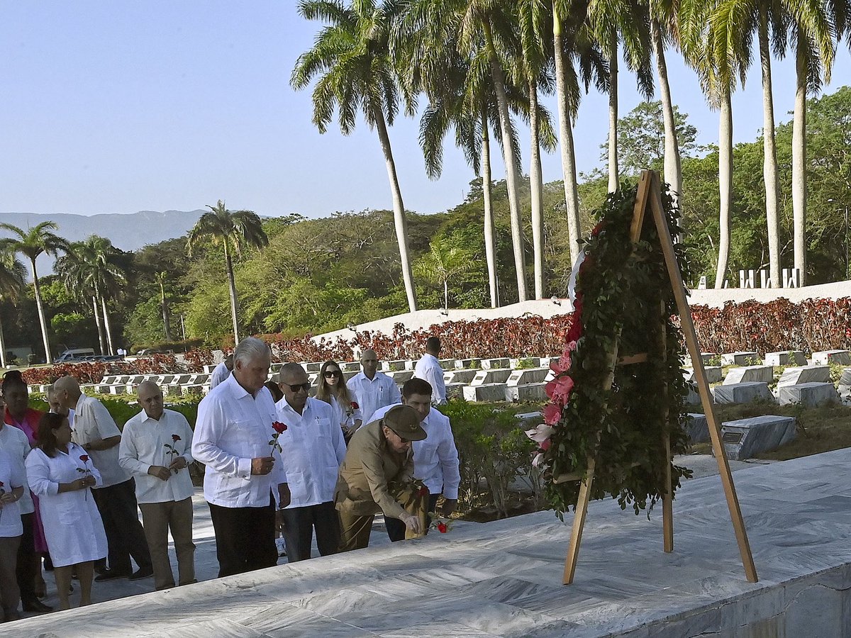 DiazCanelB's tweet photo. La de ayer fue una mañana de homenaje y emociones en el Mausoleo del II Frente a Vilma, quien fundó, peleó y amó allí a su compañero de toda la vida, el GE Raúl. Junto a él, familiares, compañeras y compañeros de ideales, le rendimos emocionado tributo a la inolvidable heroína. https://t.co/qKMmXRDXME