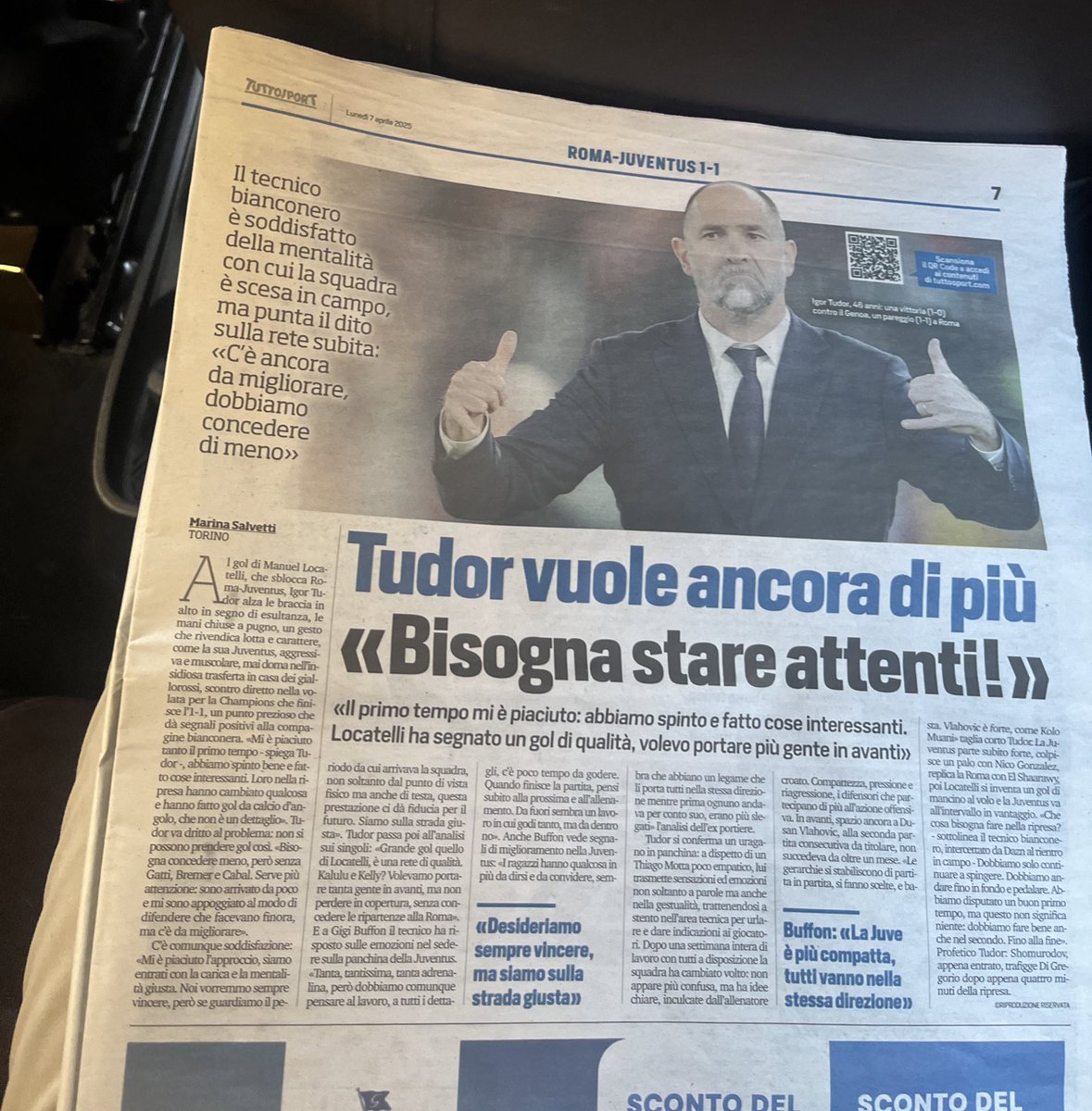 paoloangeloRF's tweet photo. #salvetti” al gol di #locatelli #tudor alza le braccia in segno di esultanza le mani chiuse a pugno un gesto che rivendica lotta e carattere come la sua Juventus aggressiva e muscolare mai doma nell’insidiosa trasferta.. punto prezioso che da’ segnali positivi c’è soddisfazione https://t.co/g4HyWTDPJ8