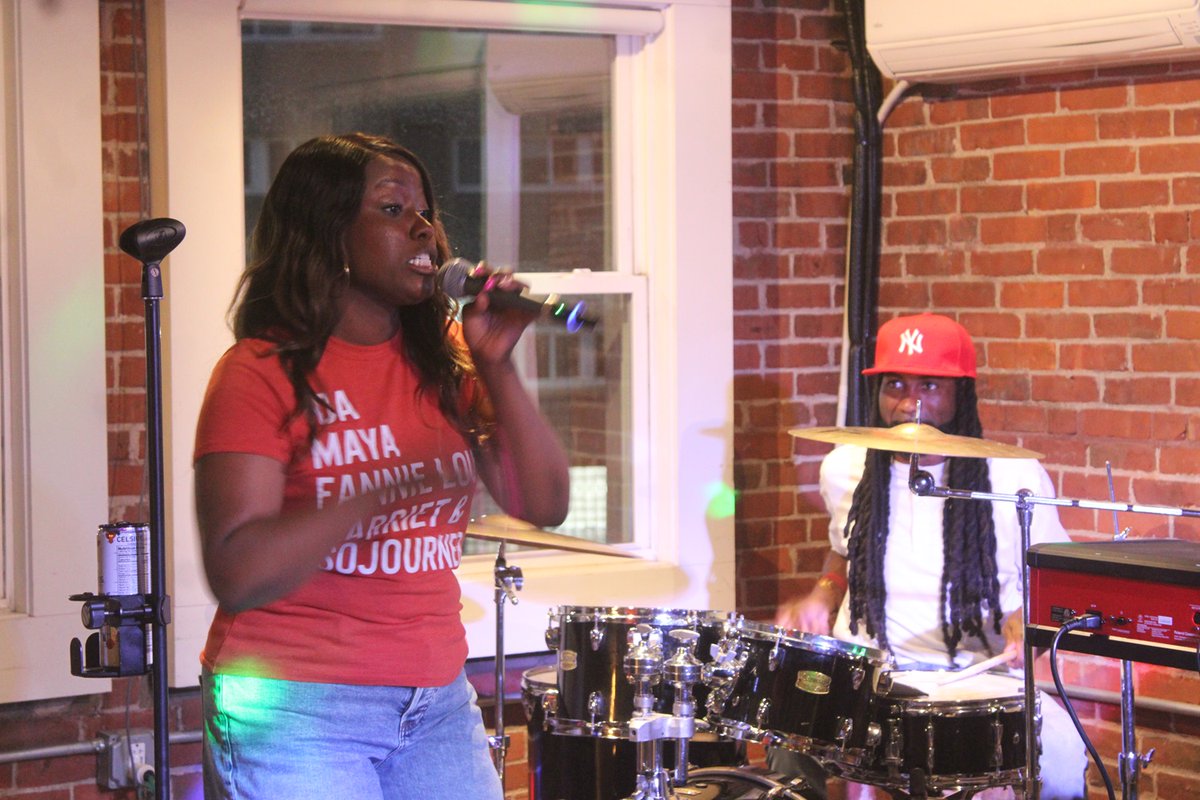 “'This has turned into a great evening,'” one of them said.

'That’s what the arts and music do. They keep people connected,' the other responded."

I'm glad I went to Parkville Market to hear Evelyn Dillon and company perform.

newhavenindependent.org/article/a_cele…