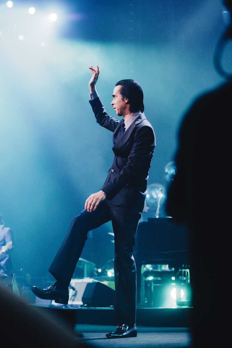 Des photos iconiques pour un concert légendaire ! Nick Cave and The Bad Seeds, une tempête musicale qui a secoué l’Accor Arena et une performance explosive disponible ici : arte.tv/fr/videos/1227… 🌪️