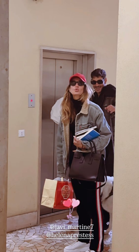 Shine01213's tweet image. Come diceva la queen Stefania, anche se state insieme da poco, sembra che sia da tantissimo ❤️
Quanto è dolce Javier che ha ormai adottato Amy? 🥰  #helevier
Siete #acqua #purezza