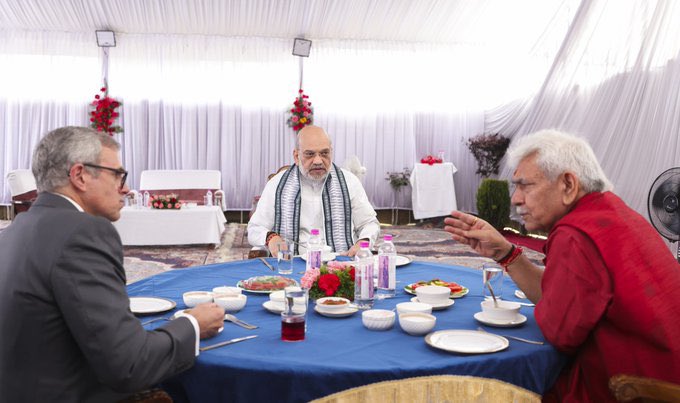 SaahilSuhail's tweet image. Lieutenant Governor Manoj Sinha in conversation with J&amp;amp;K CM @OmarAbdullah, while the Home Minister @AmitShah keenly observes. 

#GameOfThrones #KashmirPolitics