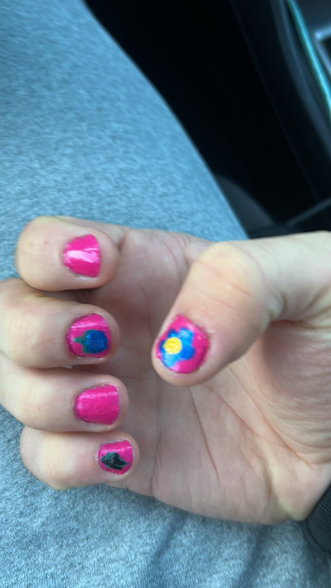 Xavai_James's tweet photo. Nail art is hard! Any pikmin fans? https://t.co/XNUuAWaBPY
