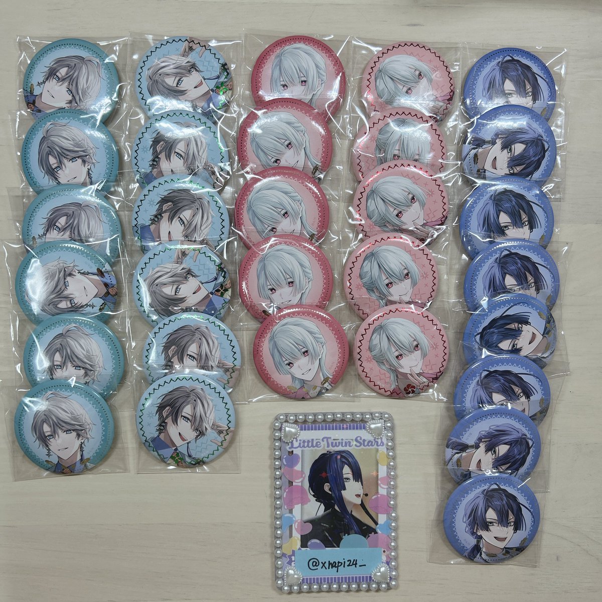xnapi24_'s tweet photo. 【交換 譲渡】VΔLZ 5thAnniversary 5周年缶バッジ OS特典

譲▶画像1,2枚目
求▶画像3枚目（特典は特典同士での交換希望）

郵送のみでのお取引となります。纏めての方優先
検索からもお気軽にお声掛けください❀ https://t.co/6ZldBfsAkV