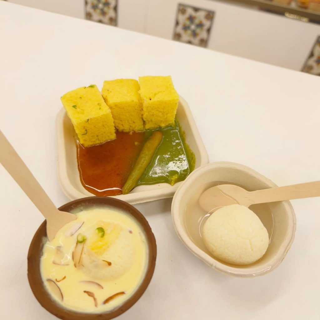 Vikramsingh678's tweet photo. "After a long time, I treated myself to some delicious Dhokla and sweet Rasmalai this evening. Perfect combination of flavors to satisfy my cravings 😋✨ #FoodCravings #Dhokla #Rasmalai #TasteOfTradition" https://t.co/yvlN1PDHxz